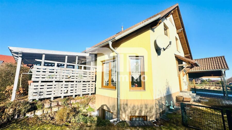 Umfangreich saniertes Einfamilienhaus mit großer Terrasse, Garage, Carport und Einliegerbereich - Frontansicht